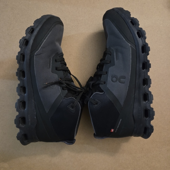 On Running Boots Cloudroam. These Boots Are Not Waterproof - Picture 1 of 11